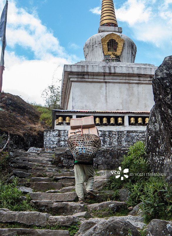 蓝天下的背夫，尼泊尔EBC徒步图片素材
