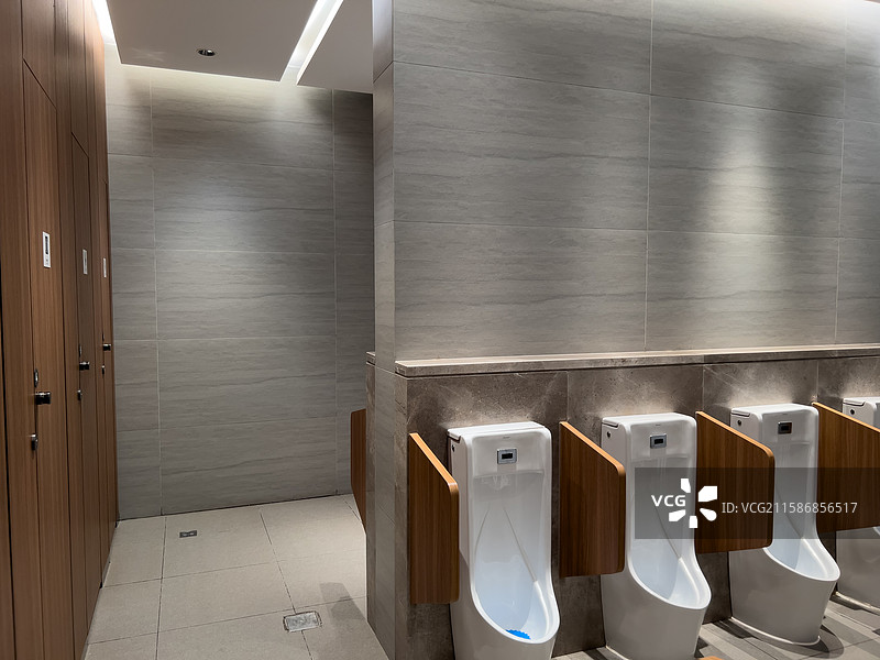 河南省 郑州市 中牟县 只有河南·戏剧幻城 景区 剧场  卫生间 洗手间 男厕所 男卫生间 小便池图片素材