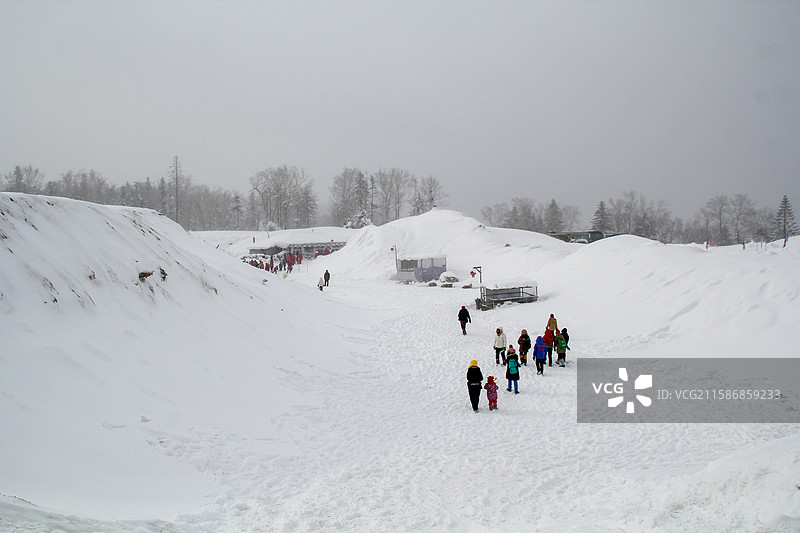 人们在白雪皑皑的田野上行走图片素材