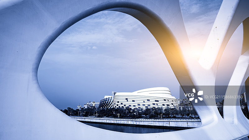 具有独特曲线设计的现代桥梁图片素材