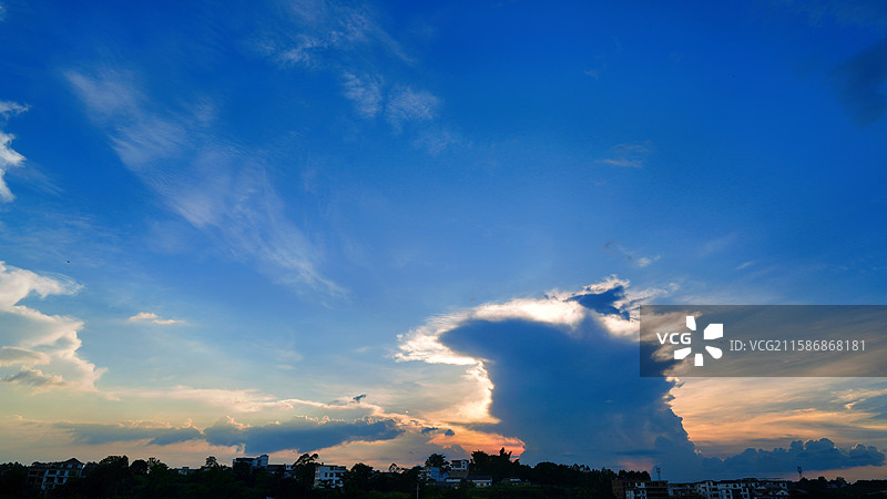 哥斯拉在云端图片素材