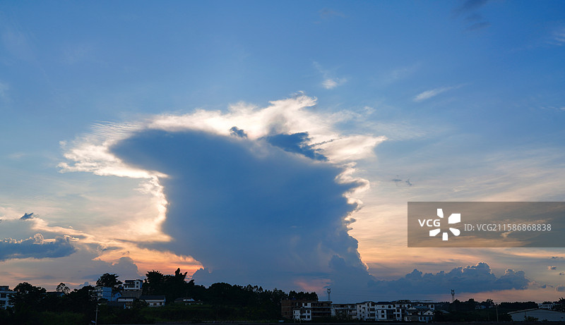 受13号台风影响，广西天边出现像哥斯拉的奇特风景图片素材