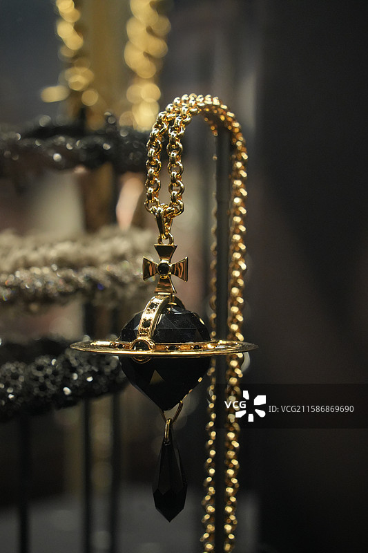 英国设计师VivienneWestwood时尚潮牌朋克风格珠宝展耳环项链配饰图片素材