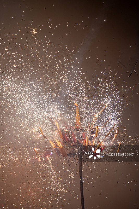 广东潮汕揭阳农历春节新年民俗文化活动舞龙烟花火龙民俗表演图片素材