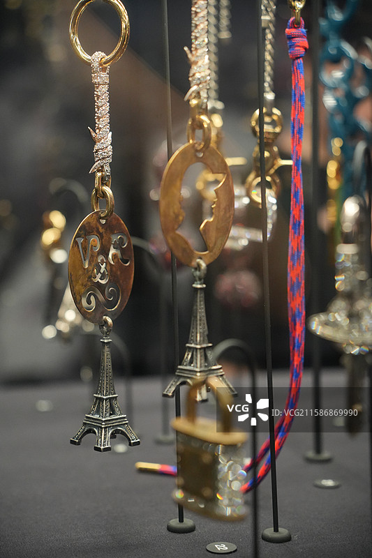 英国设计师VivienneWestwood时尚潮牌朋克风格珠宝展耳环项链配饰图片素材