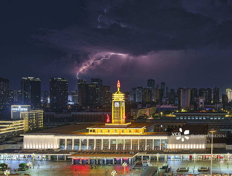 雷暴之下的长沙火车站图片素材