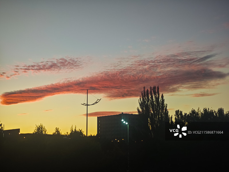 中国自然风光拍摄主题，都市风光城市里夕阳橙色的美丽火烧云晚霞，傍晚户外无人图像摄影图片素材