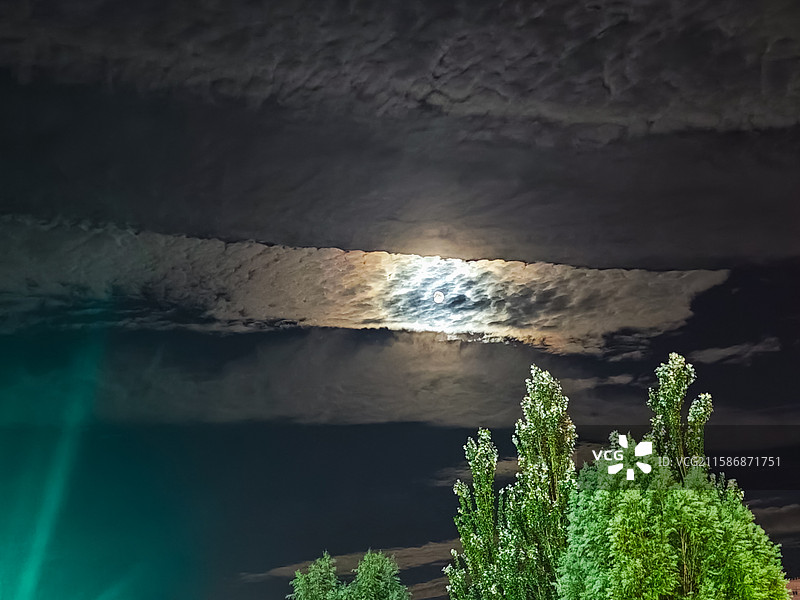 中国宇宙天文自然奇观拍摄主题，夜晚的云景和月亮乌云照亮天空，户外夜晚无人图像摄影图片素材