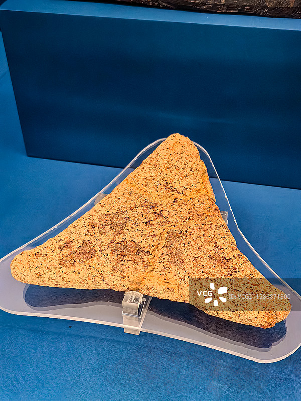非洲古埃及国家博物馆金字塔文化拍摄主题， 出土的金黄色的三角形面包食物食品，室内无人图像摄影图片素材
