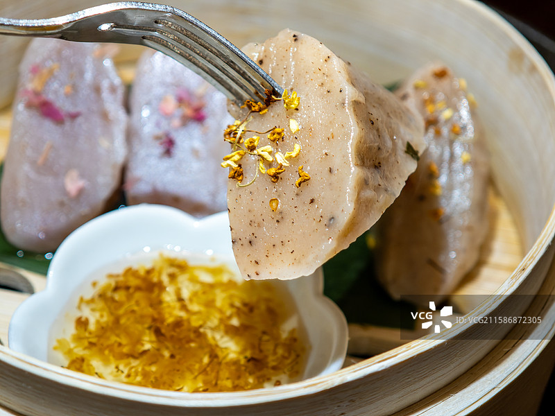 竹蒸笼里的中式传统甜点玫瑰年糕配桂花糖浆图片素材