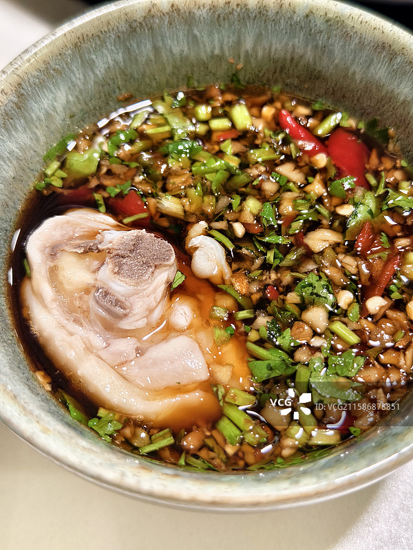 海南特色美食：椰子鸡火锅，一盘鲜切的生鸡肉摆盘和各种蘸料特色吃法图片素材