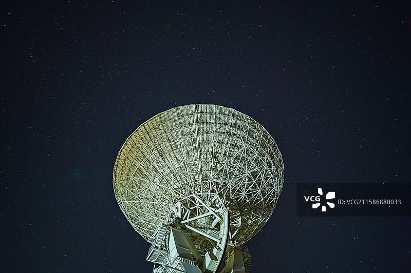 夜晚天文台望远镜与星空图片素材