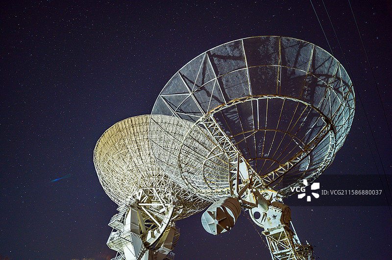 夜晚天文台望远镜与星空图片素材