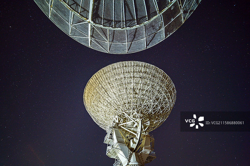 夜晚天文台望远镜与星空图片素材