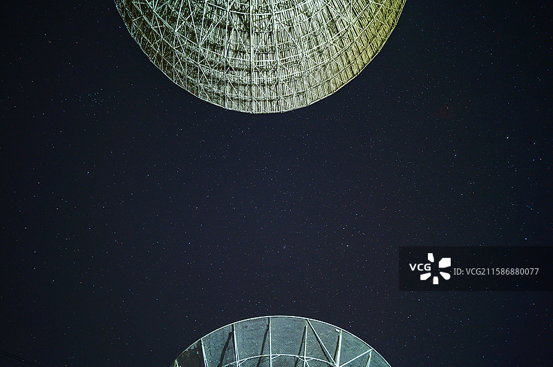 夜晚天文台望远镜与星空图片素材
