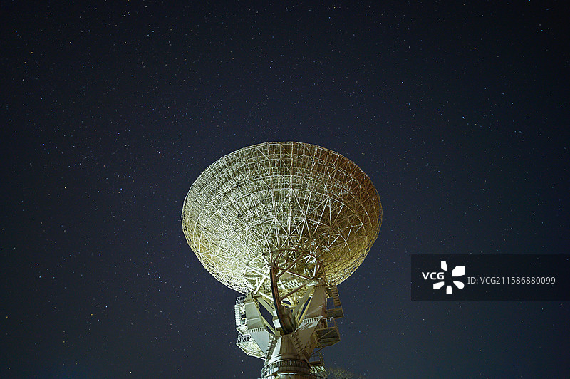 夜晚天文台望远镜与星空图片素材