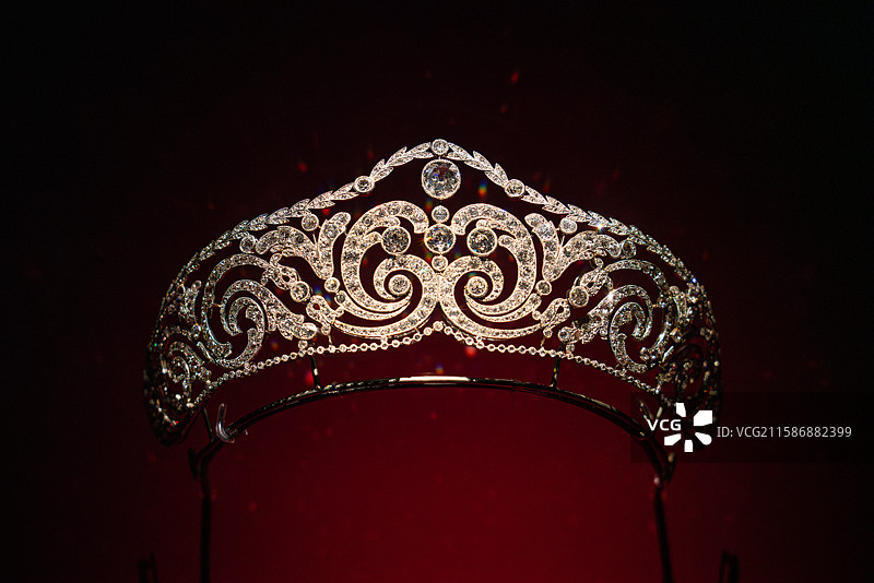 伊莉莎白王冠 卡地亚巴黎 1910年 铂金 钻石 香港故宫文化博物馆 百样玲珑 卡地亚与女性图片素材