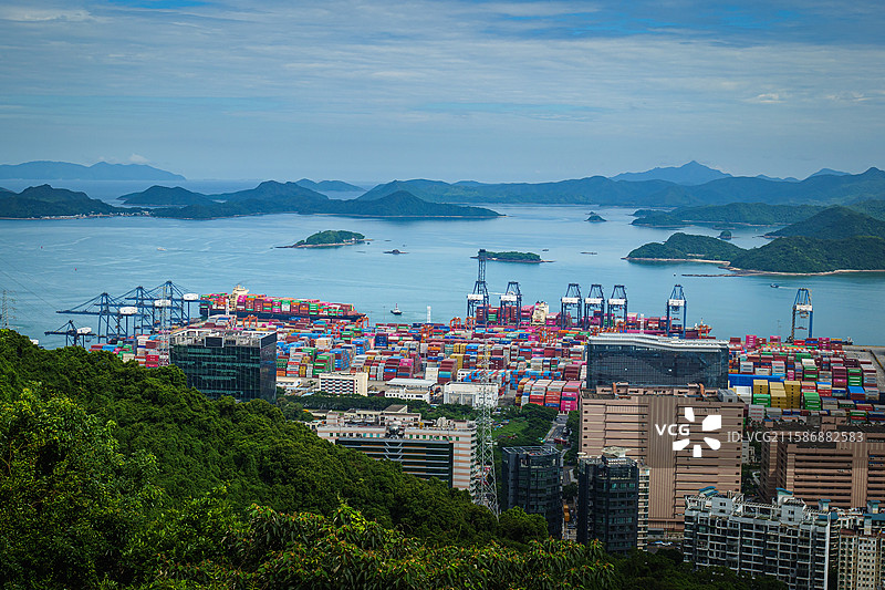 远眺繁忙的深圳盐田港口图片素材