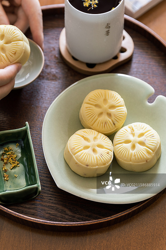 美味中式甜点绿豆糕与中式饮品酸梅汤图片素材