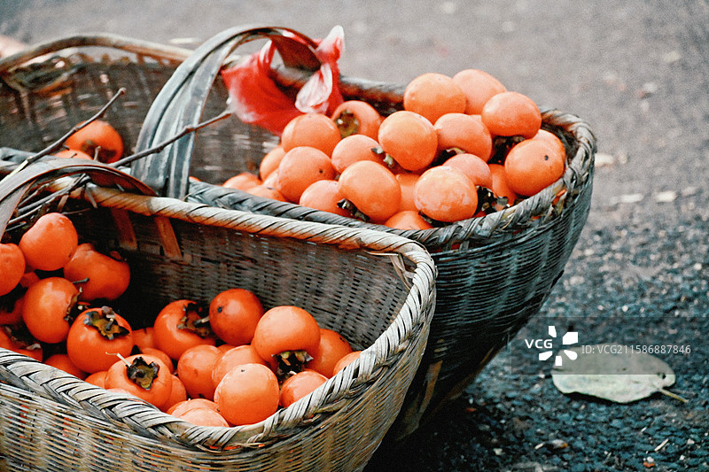 篮筐中的柿子图片素材