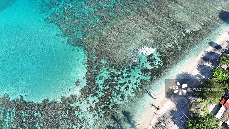 航拍龙目岛海岸线的高角度绿宝石般的海景和建筑物图片素材