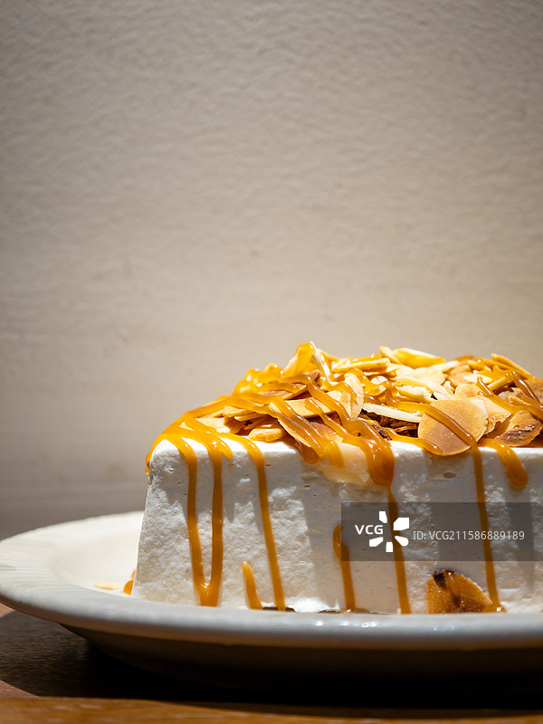 焦糖烤杏仁片奶油慕斯蛋糕图片素材
