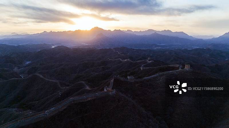夕阳下的蟠龙山长城航拍图片素材