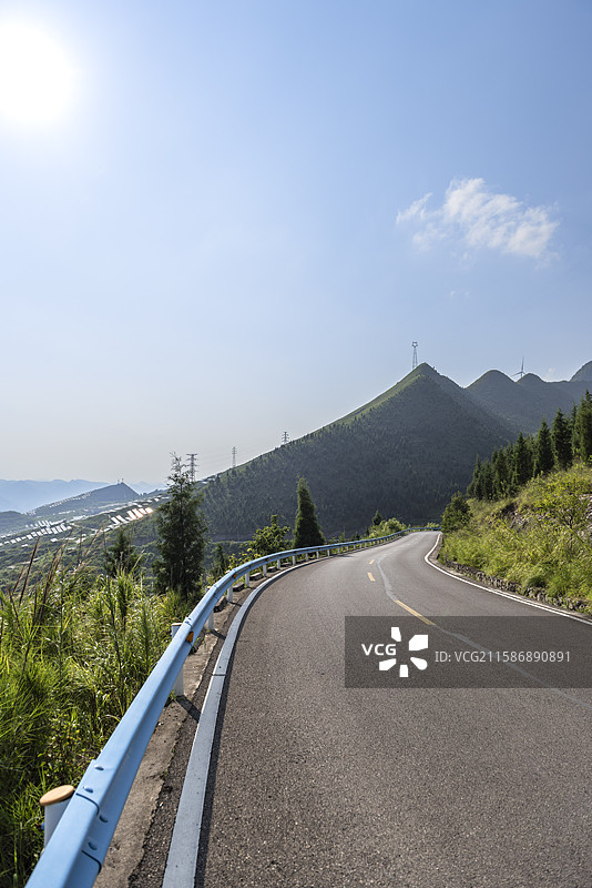晴日山野公路，邂逅风电与光伏图片素材