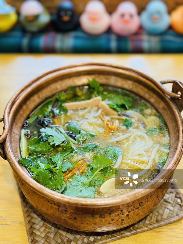 云南特色美食松茸鸡枞菌菇米线图片素材