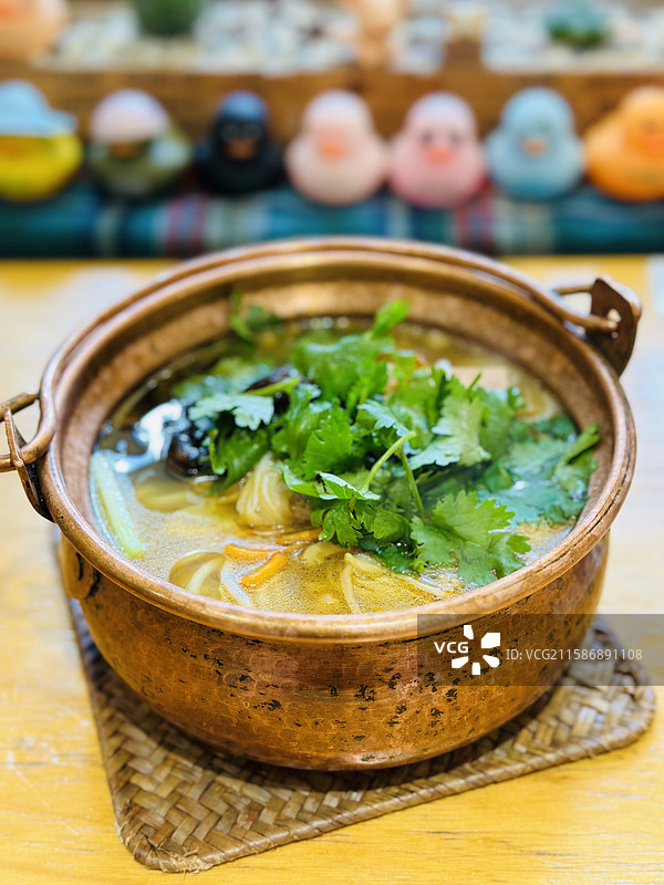 云南特色美食松茸鸡枞菌菇米线图片素材