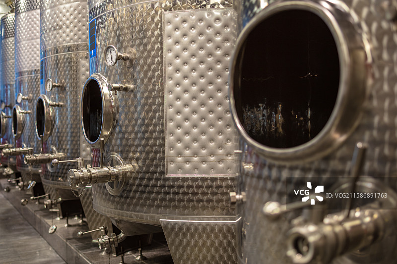 成排不锈钢发酵罐的现代酒厂车间图片素材