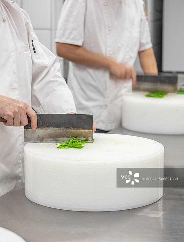 厨师在厨房切葱丝的细节画面图片素材