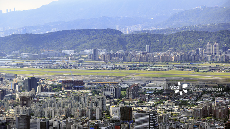 台北松山国际机场（松山机场），从高处远眺，中国台湾图片素材