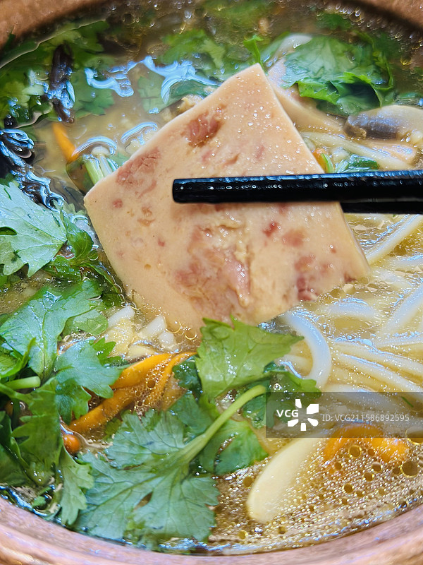 云南特色美食松茸鸡枞菌菇米线午餐肉特写图片素材