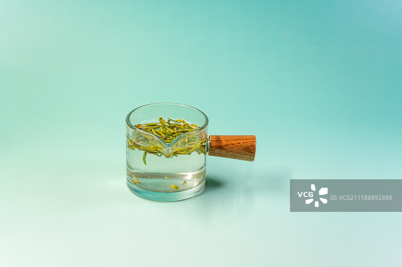 绿色背景下的绿茶图片素材