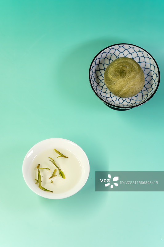 淡绿色背景下的绿茶图片素材