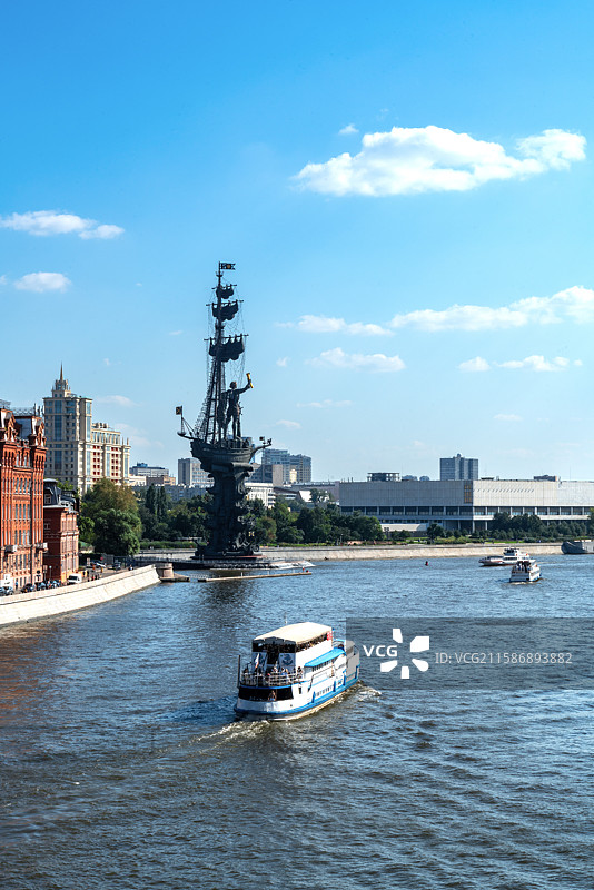 俄罗斯莫斯科河边的彼得大帝纪念雕像图片素材