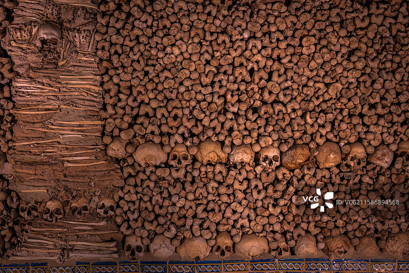 葡萄牙埃武拉，圣方济各教堂人骨堂。欧洲最著名的人骨教堂之一。始建于16世纪，共有约5000具人类骸骨图片素材