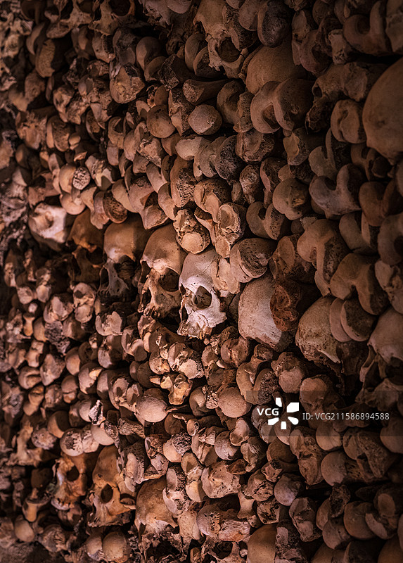 葡萄牙埃武拉，圣方济各教堂人骨堂。欧洲最著名的人骨教堂之一。始建于16世纪，共有约5000具人类骸骨图片素材