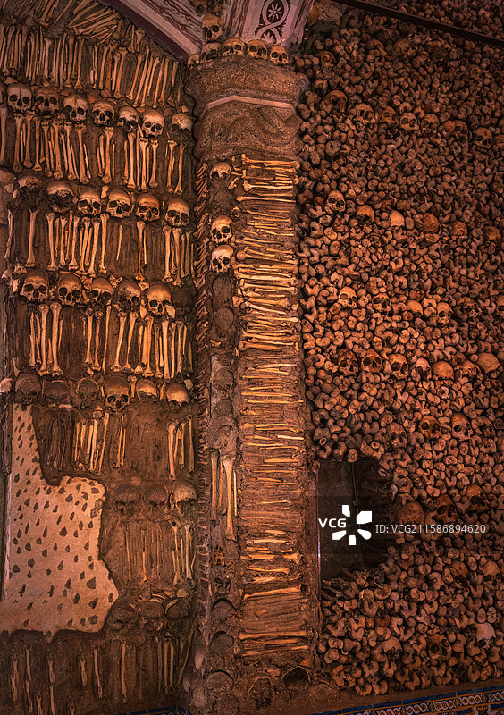 葡萄牙埃武拉，圣方济各教堂人骨堂。欧洲最著名的人骨教堂之一。始建于16世纪，共有约5000具人类骸骨图片素材