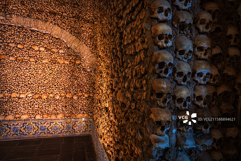 葡萄牙埃武拉，圣方济各教堂人骨堂。欧洲最著名的人骨教堂之一。始建于16世纪，共有约5000具人类骸骨图片素材