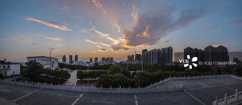河南省郑州市荥阳市市区晚霞风光图片素材