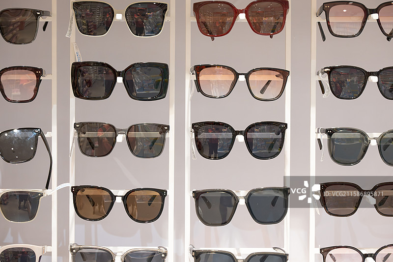 货架上的墨镜图片素材