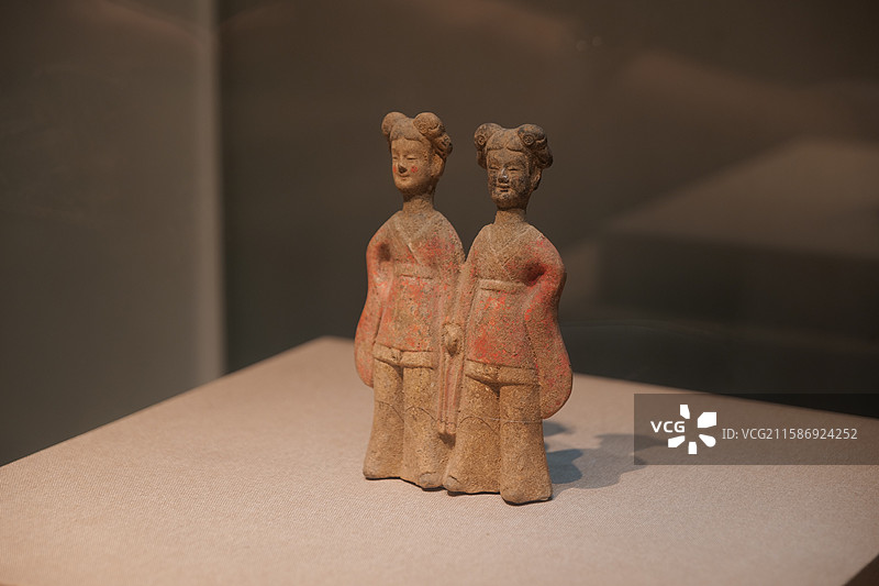 彩绘陶牵手女俑 北魏(493-534年)洛阳市宜阳县窑村杨机墓出土洛阳博物馆蔽图片素材