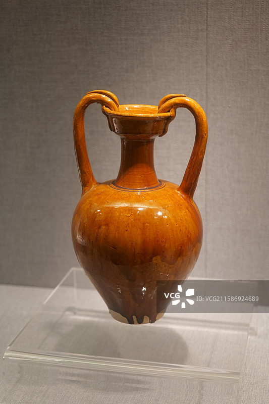 黄釉双龙瓶唐代1999年偃师市唐恭陵出土洛阳博物馆藏图片素材