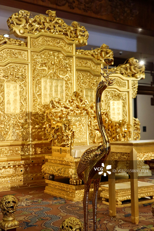 中国紫檀博物馆的金銮宝座前的站立的仙鹤图片素材