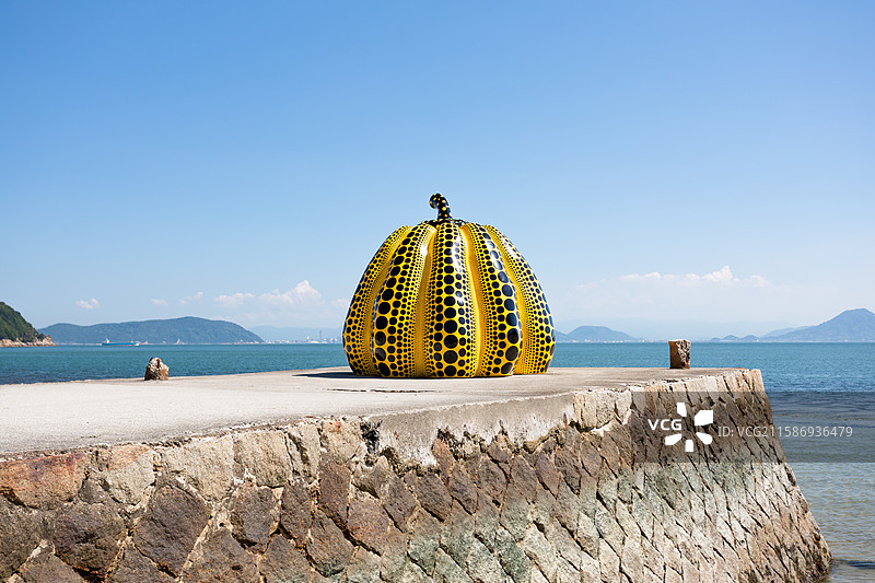 日本直岛艺术祭草间弥生艺术装置黄南瓜图片素材