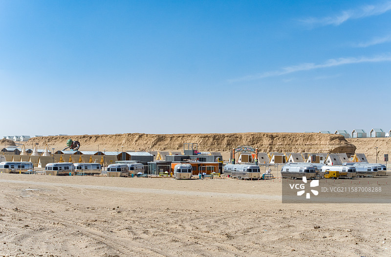 东台吉乃尔湖乌素特水上雅丹星空酒店房车营地图片素材