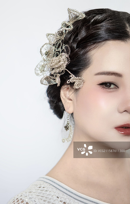 复古优雅新娘妈妈妆，手工藏银头饰添韵致图片素材