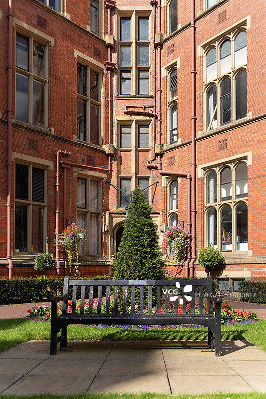 英式古典大楼前的长凳图片素材